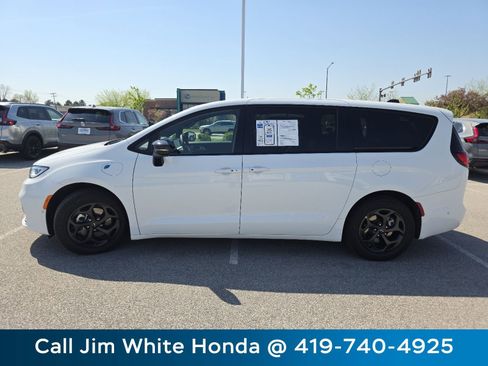 Used 2024 Chrysler Pacifica Limited FWD image 13