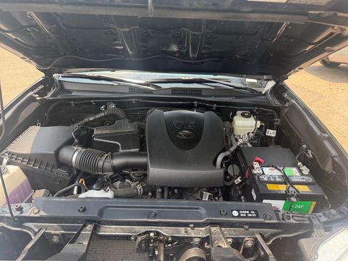Used 2018 Toyota Tacoma TRD Off-Road w/ Technology Package AWD/4WD image 20