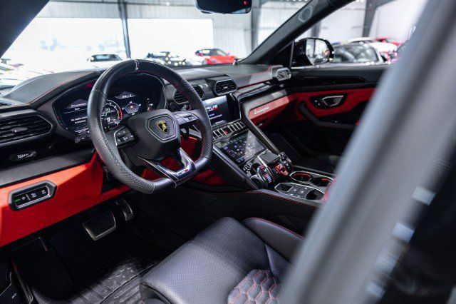 Used 2022 Lamborghini Urus AWD/4WD image 12