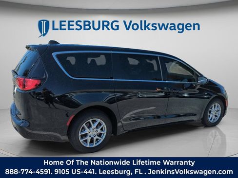 Used 2024 Chrysler Voyager LX FWD image 5