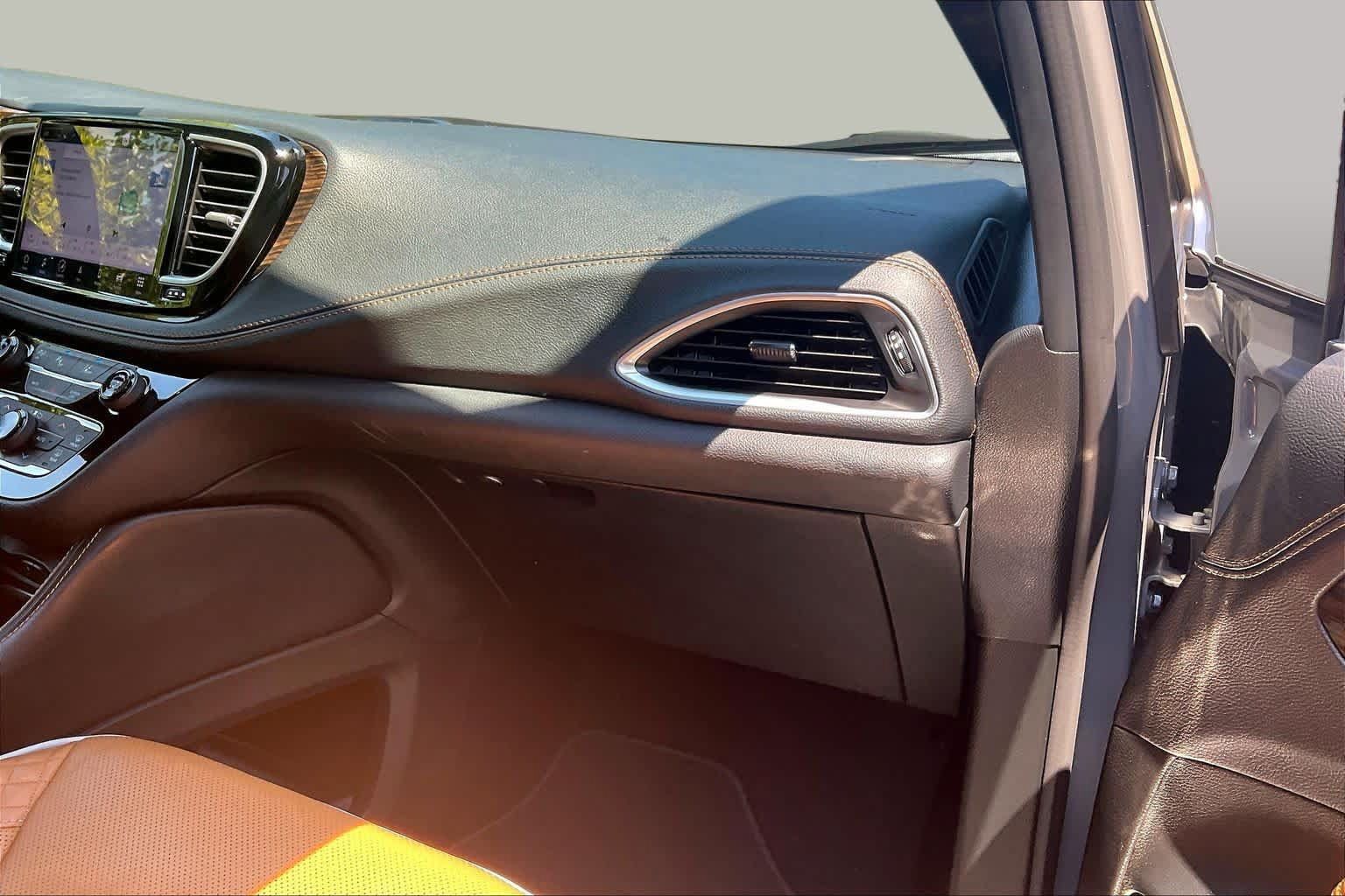 Used 2023 Chrysler Pacifica Pinnacle FWD image 18