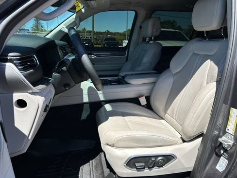 Used 2022 Jeep Wagoneer Series III w/ Premium Group I AWD/4WD image 34