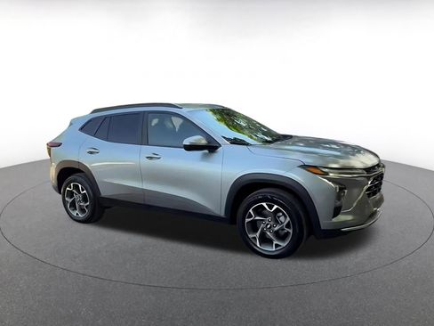 Used 2025 Chevrolet Trax LT FWD image 2