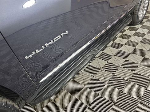 Used 2023 GMC Yukon XL SLT image 9