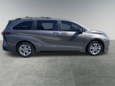 Used 2021 Toyota Sienna XSE image 7