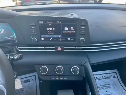 Used 2025 Hyundai Elantra SE image 15