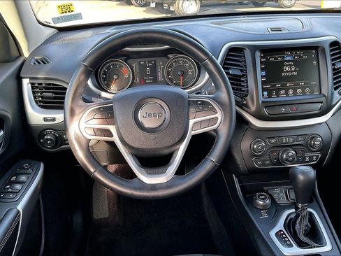 Used 2018 Jeep Cherokee Latitude Plus w/ Comfort/Convenience Group image 5