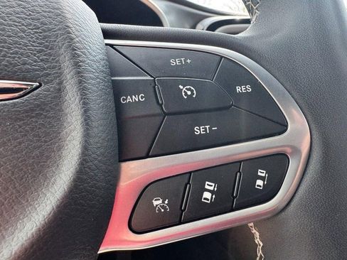 Used 2025 Chrysler Pacifica Select FWD image 17