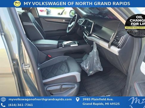 Used 2025 Volkswagen Atlas Peak Edition SE AWD/4WD image 11
