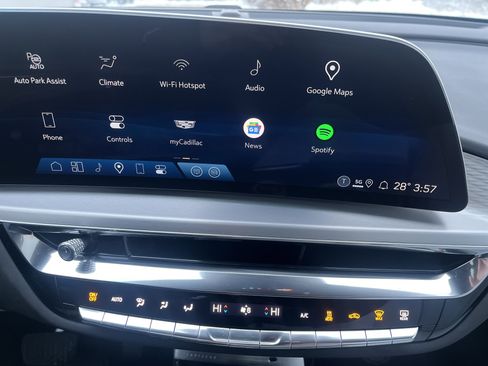 Used 2025 Cadillac Lyriq Luxury image 24