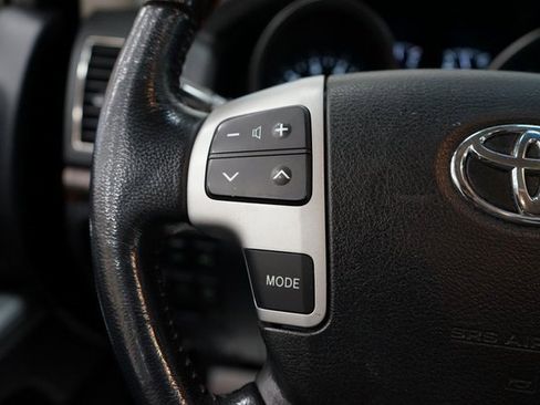 Used 2013 Toyota Land Cruiser image 38