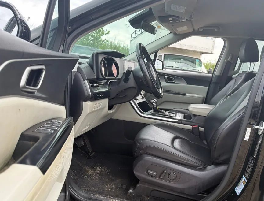 Used 2022 Kia Carnival LX FWD image 2