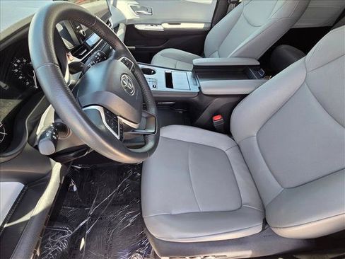 Used 2025 Toyota Sienna XLE AWD/4WD image 14