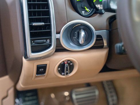 Used 2018 Porsche Cayenne S image 13