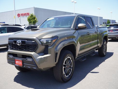 Used 2025 Toyota Tacoma TRD Sport AWD/4WD image 8
