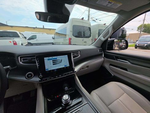 Used 2024 Jeep Wagoneer L Series II RWD image 7