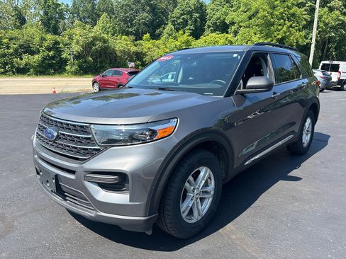 Used 2023 Ford Explorer XLT AWD/4WD image 3