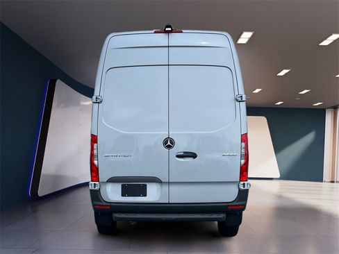 Used 2025 Mercedes-Benz Sprinter 2500 image 3