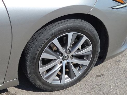 Used 2019 Lexus ES 300h w/ Accessory Package 2 FWD image 32