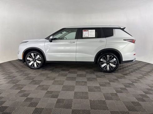 Used 2025 Mitsubishi Outlander SE image 6