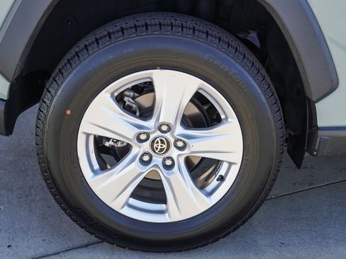 Certified 2021 Toyota RAV4 XLE w/ Convenience Package FWD image 11