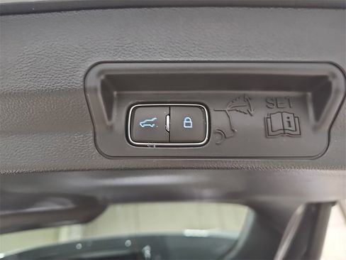 Used 2022 Ford Explorer XLT image 13