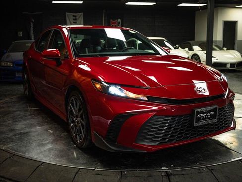 Used 2025 Toyota Camry SE w/ Convenience Package image 5