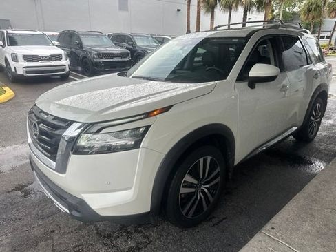 Certified 2023 Nissan Pathfinder Platinum w/ Cargo Package FWD image 5