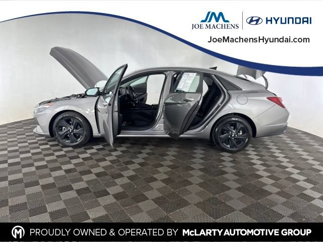 Used 2023 Hyundai Elantra SEL FWD image 9