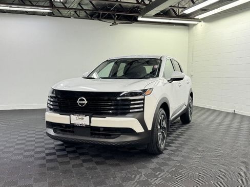 Used 2025 Nissan Kicks SV image 1