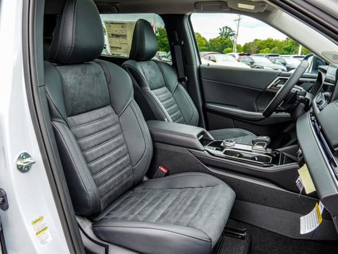 New 2025 Mitsubishi Outlander image 42