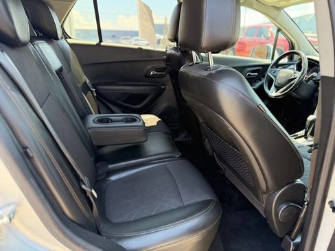 Used 2020 Chevrolet Trax LT w/ LT Convenience Package FWD image 11