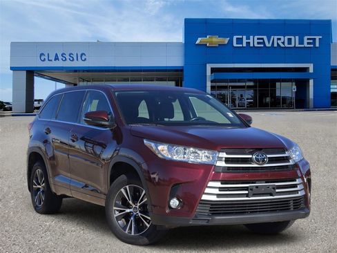 Used 2017 Toyota Highlander LE image 1