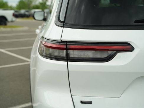 Used 2023 Jeep Grand Cherokee L Laredo image 42