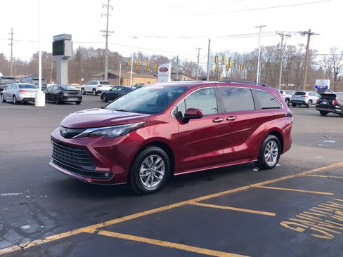 Certified 2025 Toyota Sienna XLE image 4