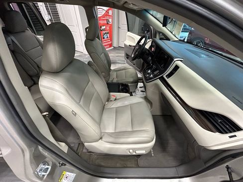 Used 2017 Toyota Sienna XLE w/ XLE Navigation Package FWD image 41