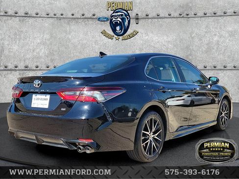 Used 2023 Toyota Camry SE image 4