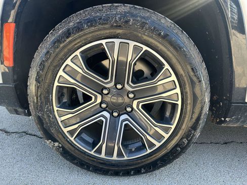 Used 2024 Jeep Wagoneer L Series II image 32