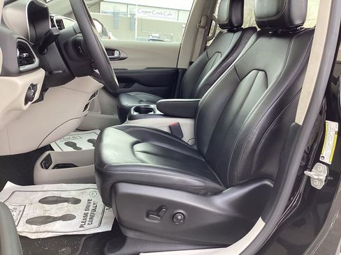 Used 2024 Chrysler Pacifica Touring-L image 18