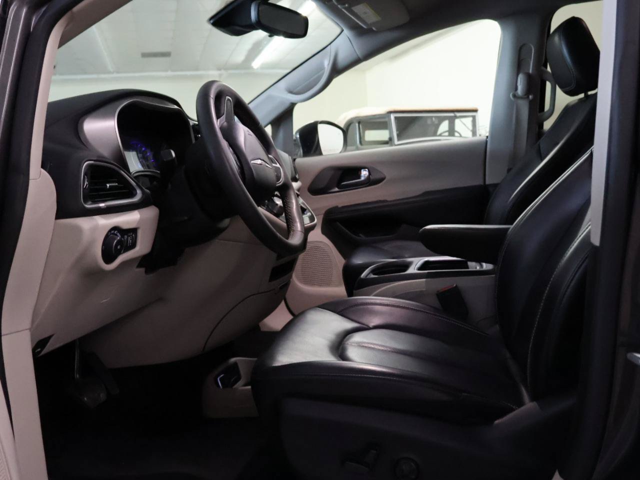 Used 2025 Chrysler Pacifica Select FWD image 42