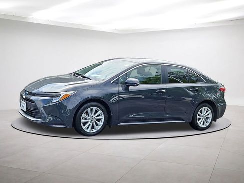 Used 2024 Toyota Corolla XLE FWD image 3
