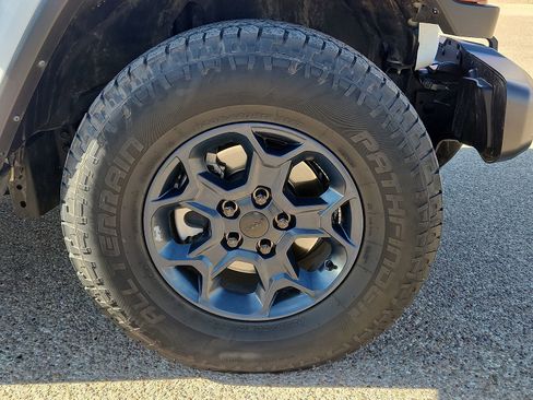 Used 2023 Jeep Gladiator Sport image 7