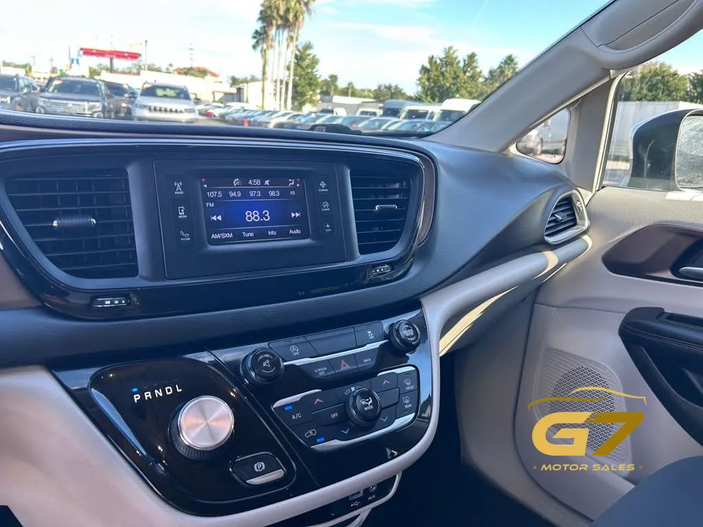 Used 2017 Chrysler Pacifica Touring FWD image 19