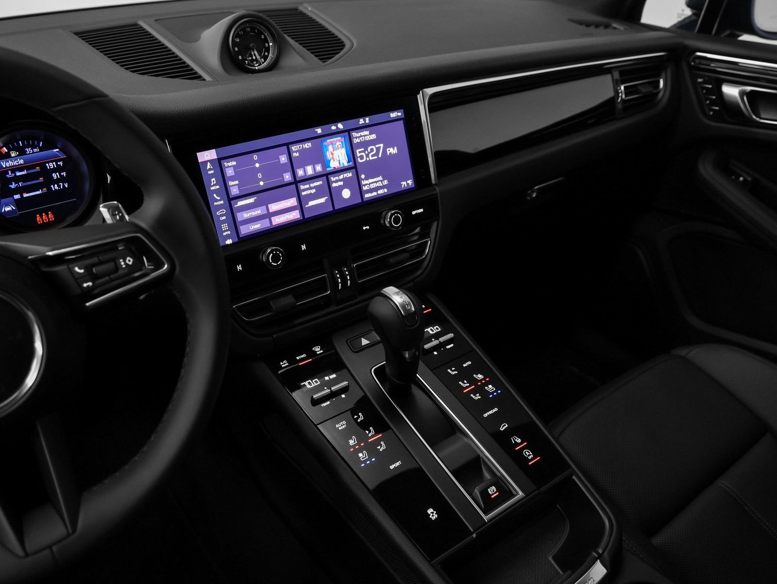 Certified 2025 Porsche Macan AWD/4WD image 31