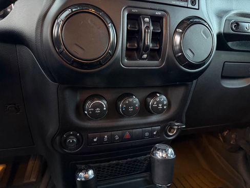 Used 2017 Jeep Wrangler Unlimited Sahara image 12