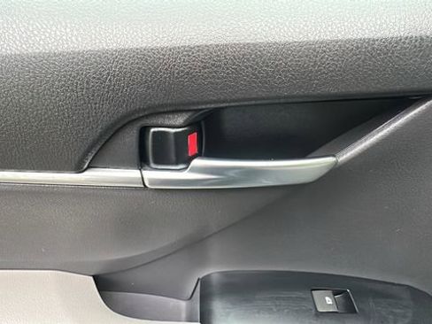 Used 2020 Toyota Camry SE w/ Carpet Mat Package FWD image 29