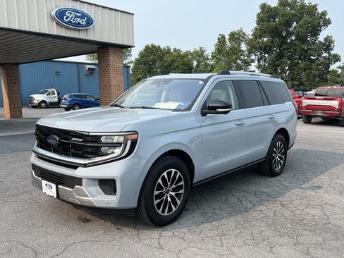 Used 2025 Ford Expedition Platinum AWD/4WD image 2