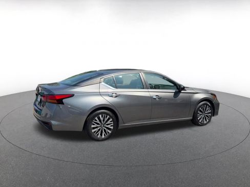 Used 2025 Nissan Altima 2.5 SV FWD image 12