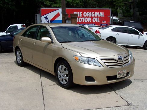 Used 2011 Toyota Camry LE FWD image 3