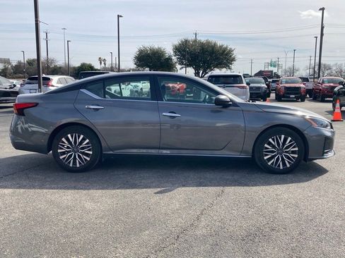 Used 2025 Nissan Altima 2.5 SV image 4